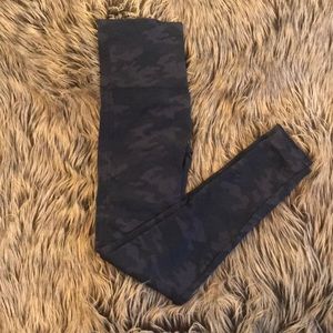 Spanx Look At Me Now Navy Camo Leggings Size Med